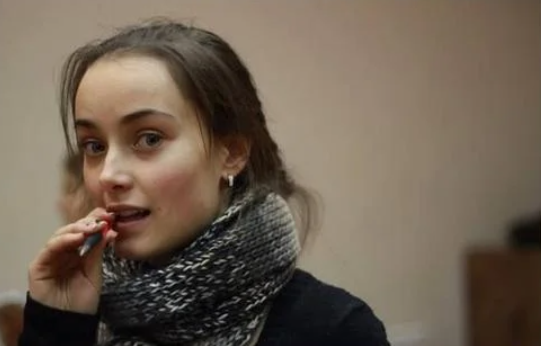 Ксенія Мішина обрізала своє довге волосся: як тепер виглядає зірка "Кріпосної" (відео)
